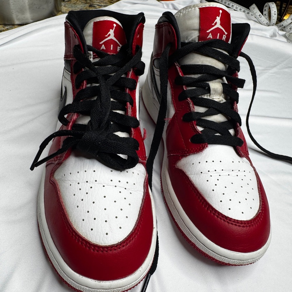 Air Jordan 1 Mid Chicago Grade School White Red Black Youth Sneakers Shoes SZ 6Y